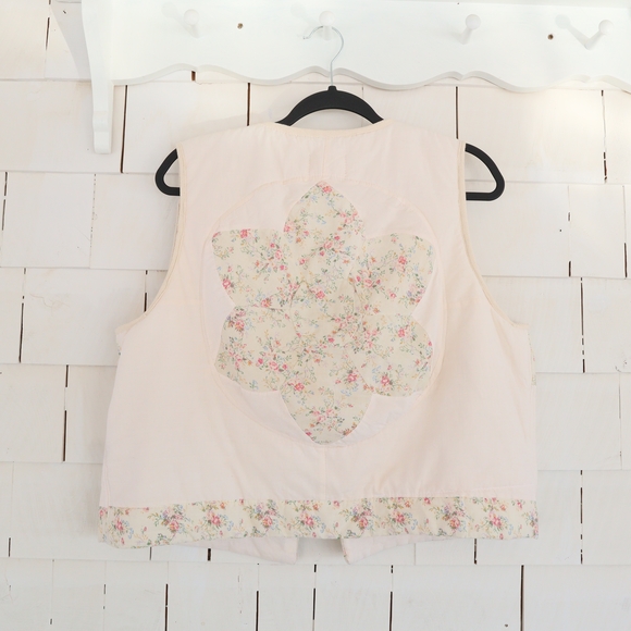 Upcycled Patchwork Quilt Floral Trim White Vest M • L • XL - Picture 4 of 6